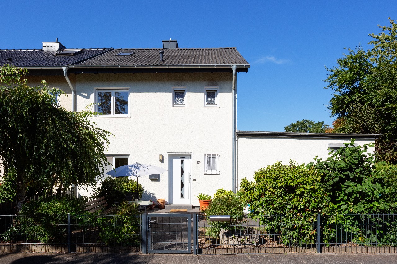 NEU IN SCHILDGEN: Umfangreich modernisiertes Reiheneckhaus mit Garten und Garage