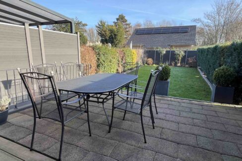 Blick von der Terrasse in den Garten