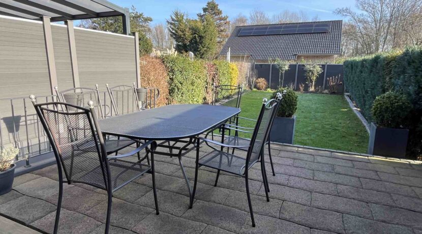 Blick von der Terrasse in den Garten
