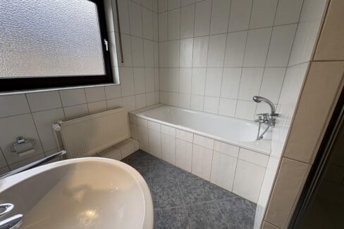 Badezimmer mit Wanne...
