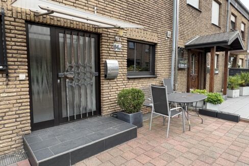 Hauseingang mit zweiter Terrasse