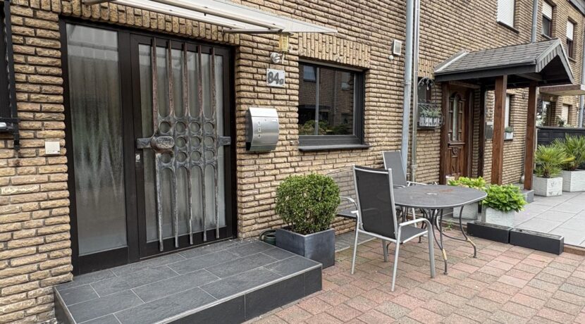 Hauseingang mit zweiter Terrasse