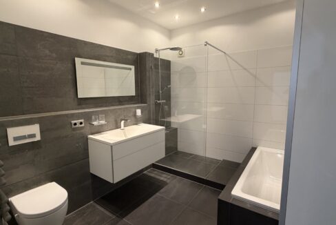 Modernes Badezimmer in der Ebene 4