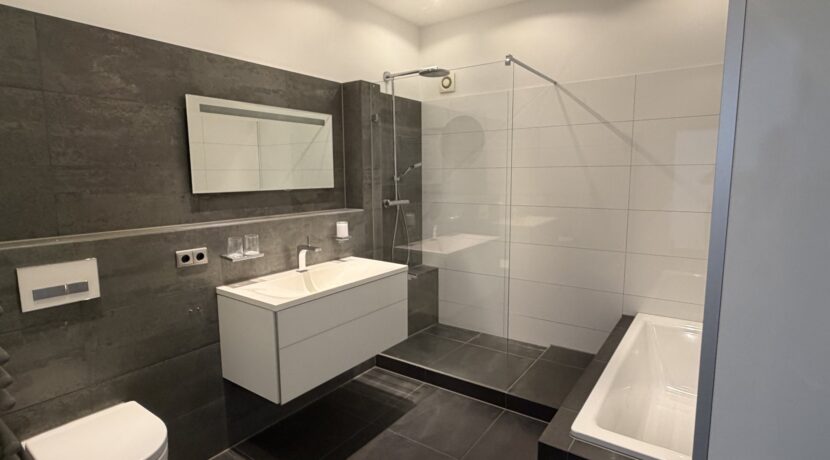 Modernes Badezimmer in der Ebene 4