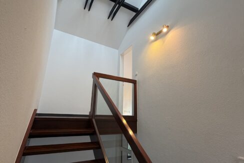 ...mit architektonischen Highlights (Empore & Balken)