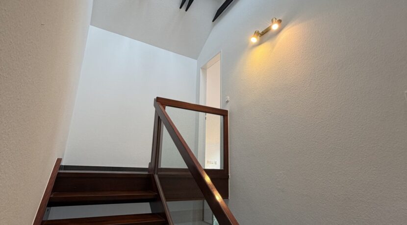 ...mit architektonischen Highlights (Empore & Balken)