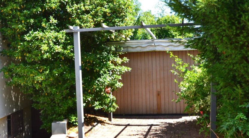 Garage mit Auffahrt