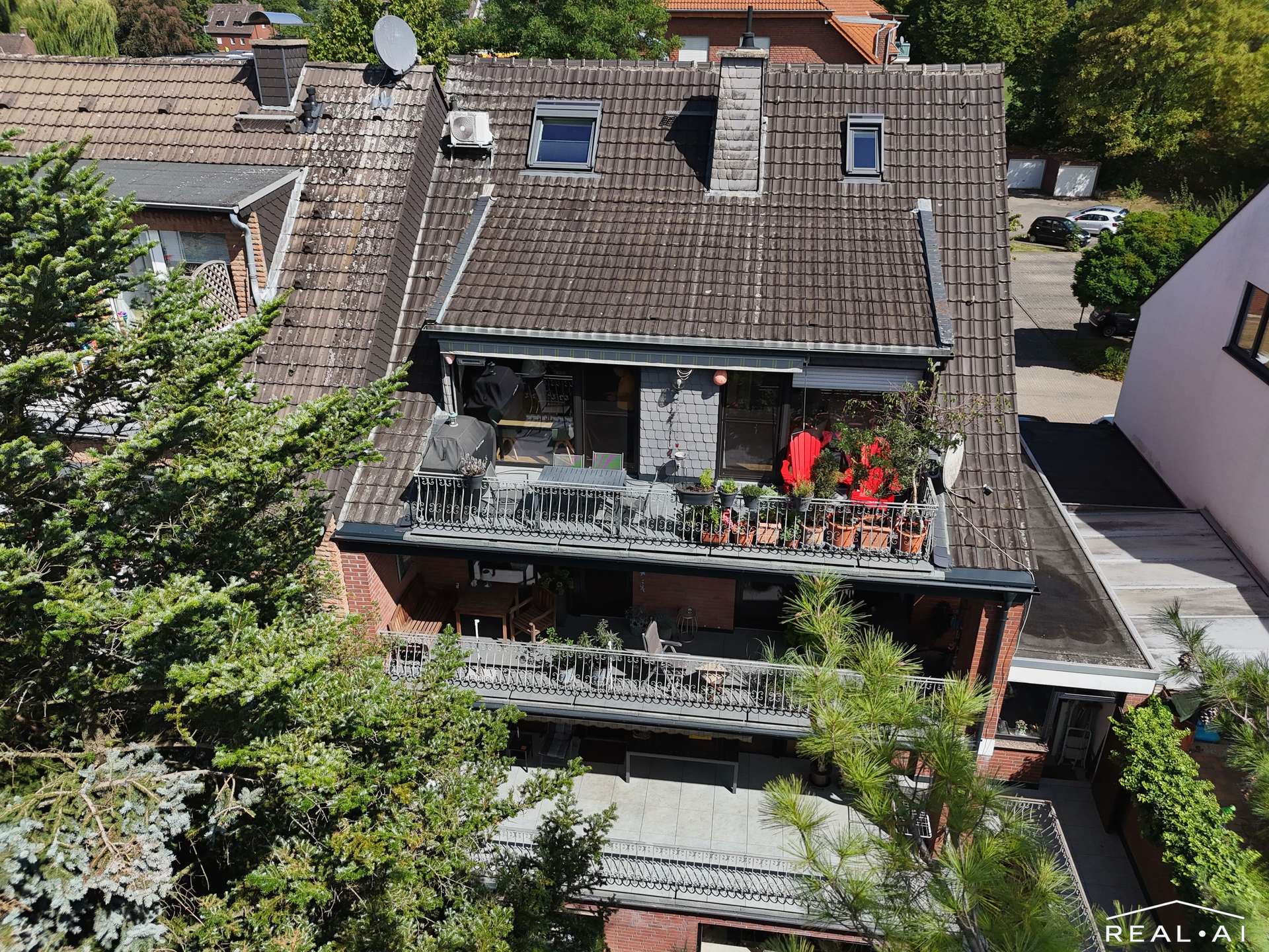 Außergewöhnliche moderne Dachgeschosswohnung mit Südwest-Balkon in bester Lage von GV-Kapellen