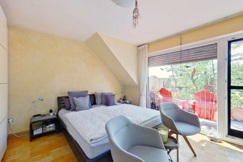 Schlafzimmer zum Balkon