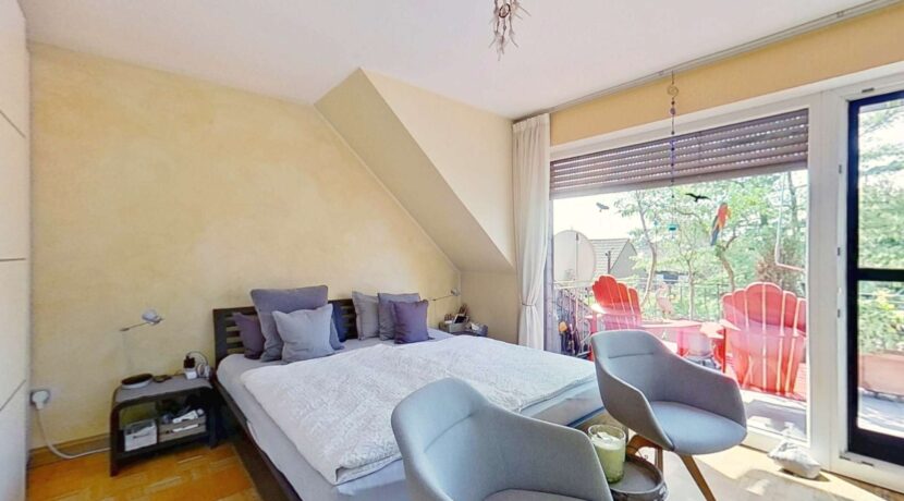 Schlafzimmer zum Balkon