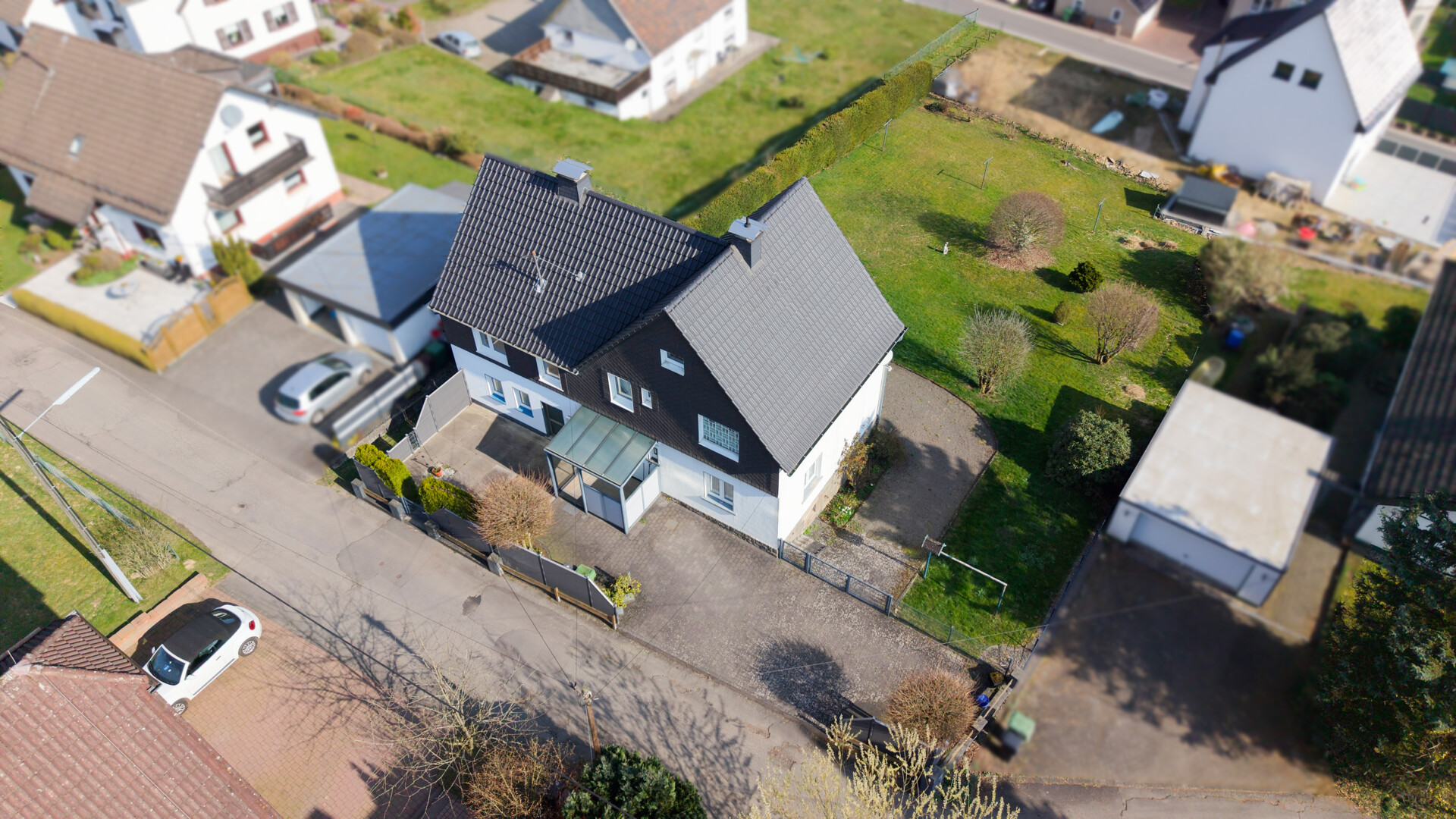 Ein Haus, viele Möglichkeiten: Flexibles Zweifamilienhaus mit großem Gartenpotenzial!
