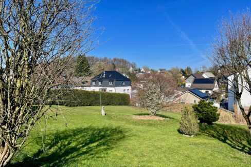 weitläufiger Garten