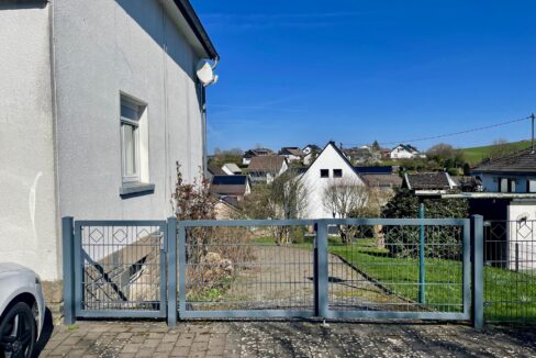 Zufahrt hinter das Haus