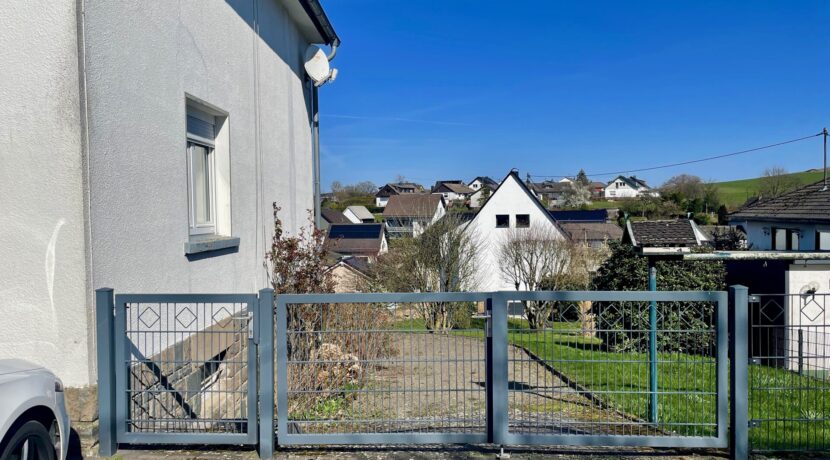 Zufahrt hinter das Haus