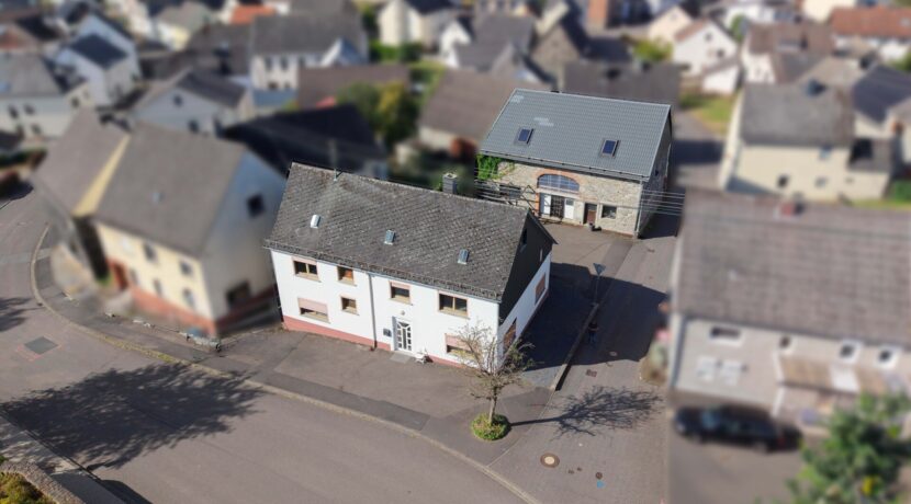 Vorderansicht mit Blick auf die Scheune