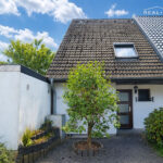 Hausansicht / Hintergrund KI-bearbeitet