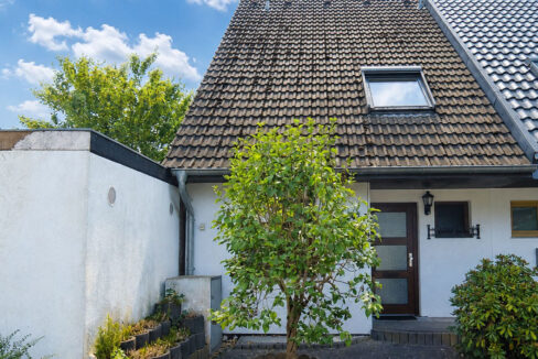 Hausansicht / Hintergrund KI-bearbeitet