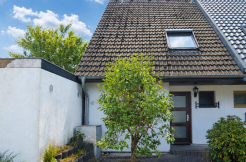 Hausansicht / Hintergrund KI-bearbeitet
