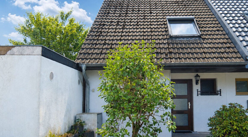 Hausansicht / Hintergrund KI-bearbeitet