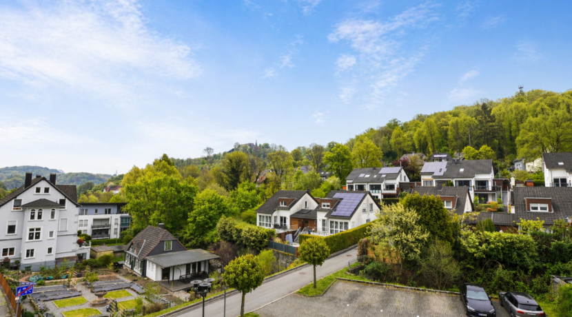 Blick übers Wesselbachtal bis zum Schloss
