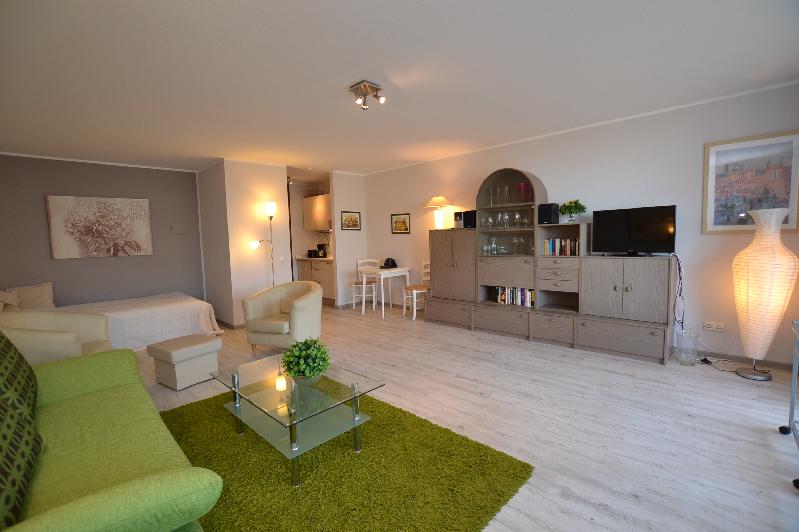 Nah bei Düsseldorf: Vollmöbliertes Apartment – Pool und Sauna im Haus – Erkrath-Unterfeldhaus - Photo 2