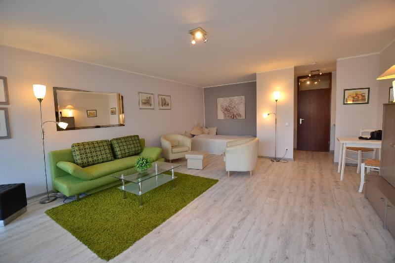 Nah bei Düsseldorf: Vollmöbliertes Apartment – Pool und Sauna im Haus – Erkrath-Unterfeldhaus - Photo 1