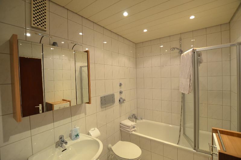 Nah bei Düsseldorf: Vollmöbliertes Apartment – Pool und Sauna im Haus – Erkrath-Unterfeldhaus - Photo 5