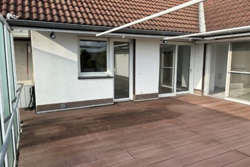 Terrasse mit Zugang Wohnzimmer, Diele, Küche und Schlafzi.