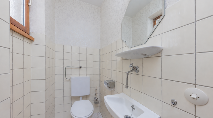 Gäste-WC mit Fenster