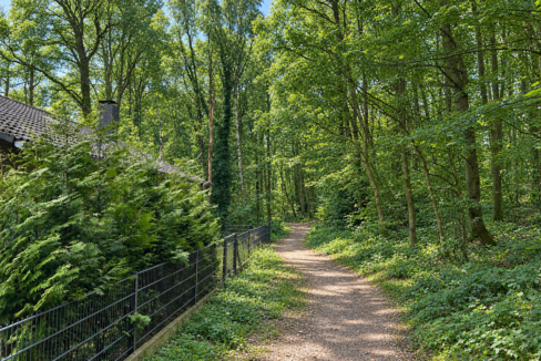 städtischer Wanderweg hinter dem Haus