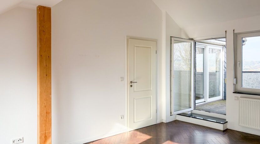 Schlafzimmer mit Zugang zurLoggia