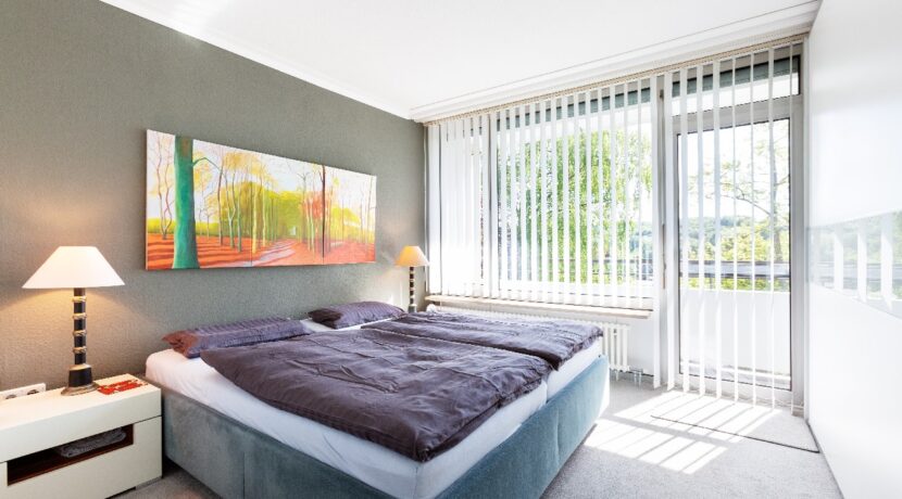 großzügiges Schlafzimmer