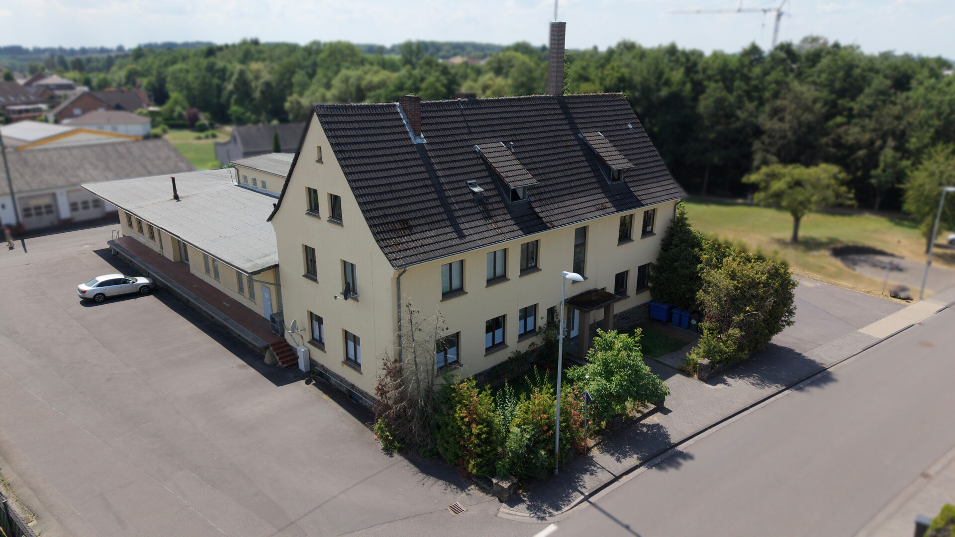 Vielseitig nutzbar – Top-gepflegtes 5-Parteienhaus mit angrenzender Halle von 775 m² in Buchholz!