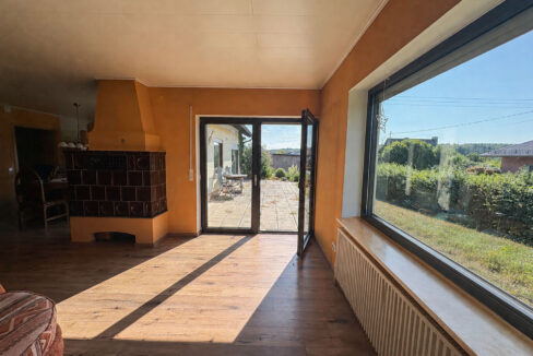 Wohnzimmer mit Zugang zum Garten