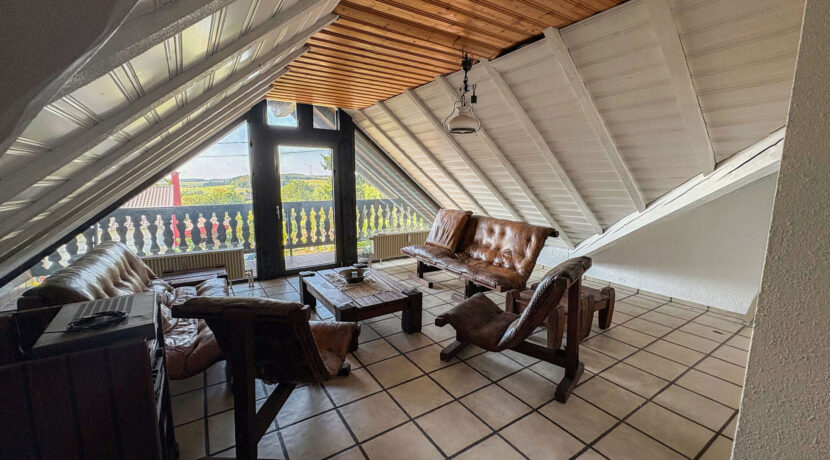 Wohndiele mit Zugang zum Balkon DG