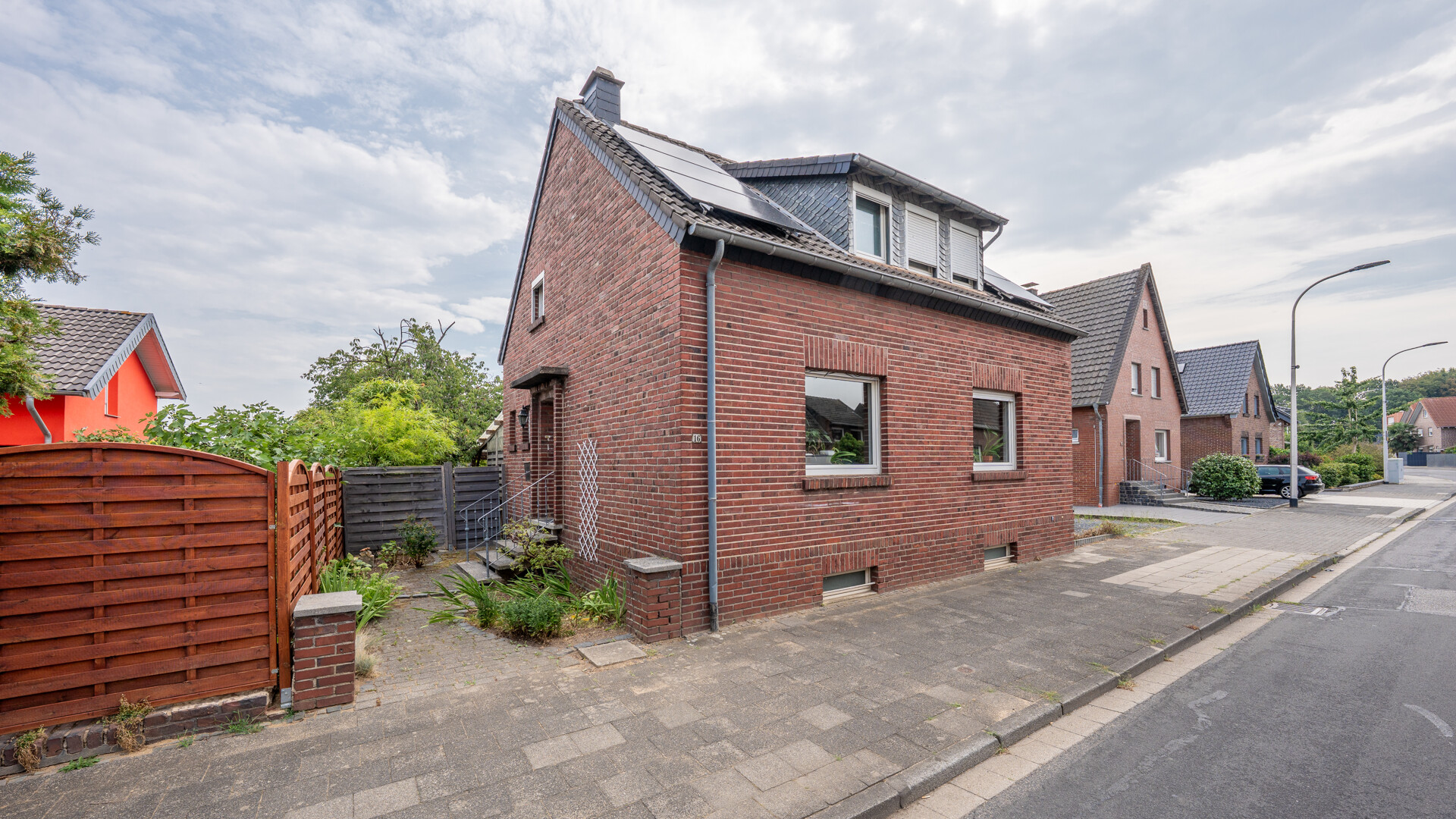 Grünes Paradies mit PV-Anlage: Gepflegte 92 m² – auf 871 m² Grundstück inkl. Teichanlage