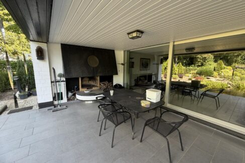 Überdachte Terrasse mit Grill