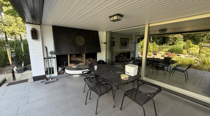 Überdachte Terrasse mit Grill