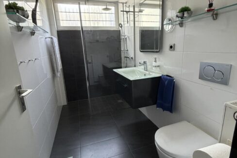 Zwei Kinder-/Gästebäder + G-WC