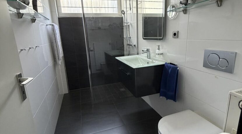 Zwei Kinder-/Gästebäder + G-WC