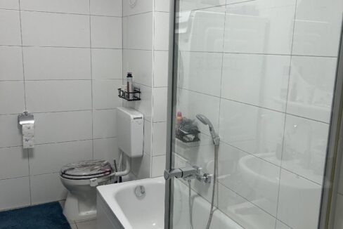 Bad mit Wanne u. Dusche