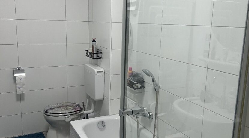 Bad mit Wanne u. Dusche