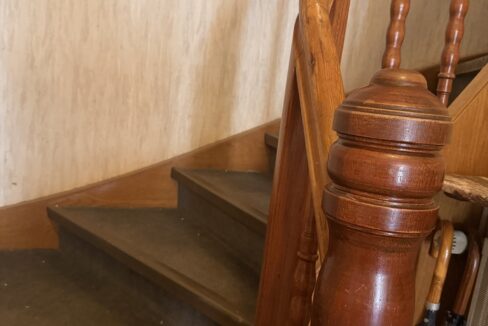 Holztreppe zum Obergeschoss