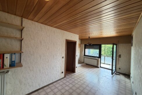 Schlafzimmer mit Balkonaustritt