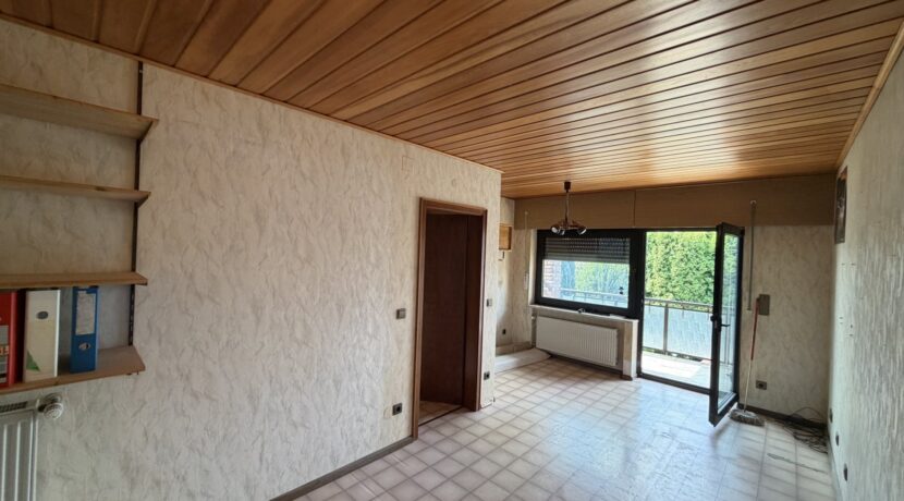 Schlafzimmer mit Balkonaustritt