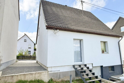 Seitenansicht mit Stellplatz