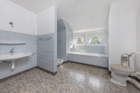 Tageslichtbad mit Dusche und Wanne