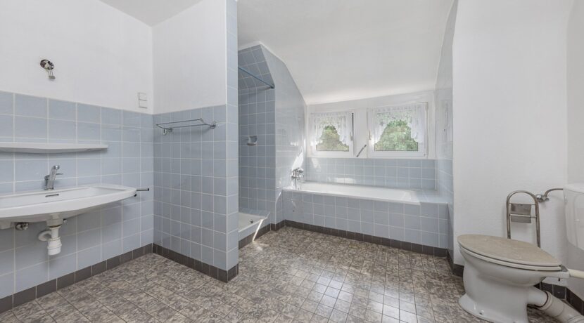 Tageslichtbad mit Dusche und Wanne