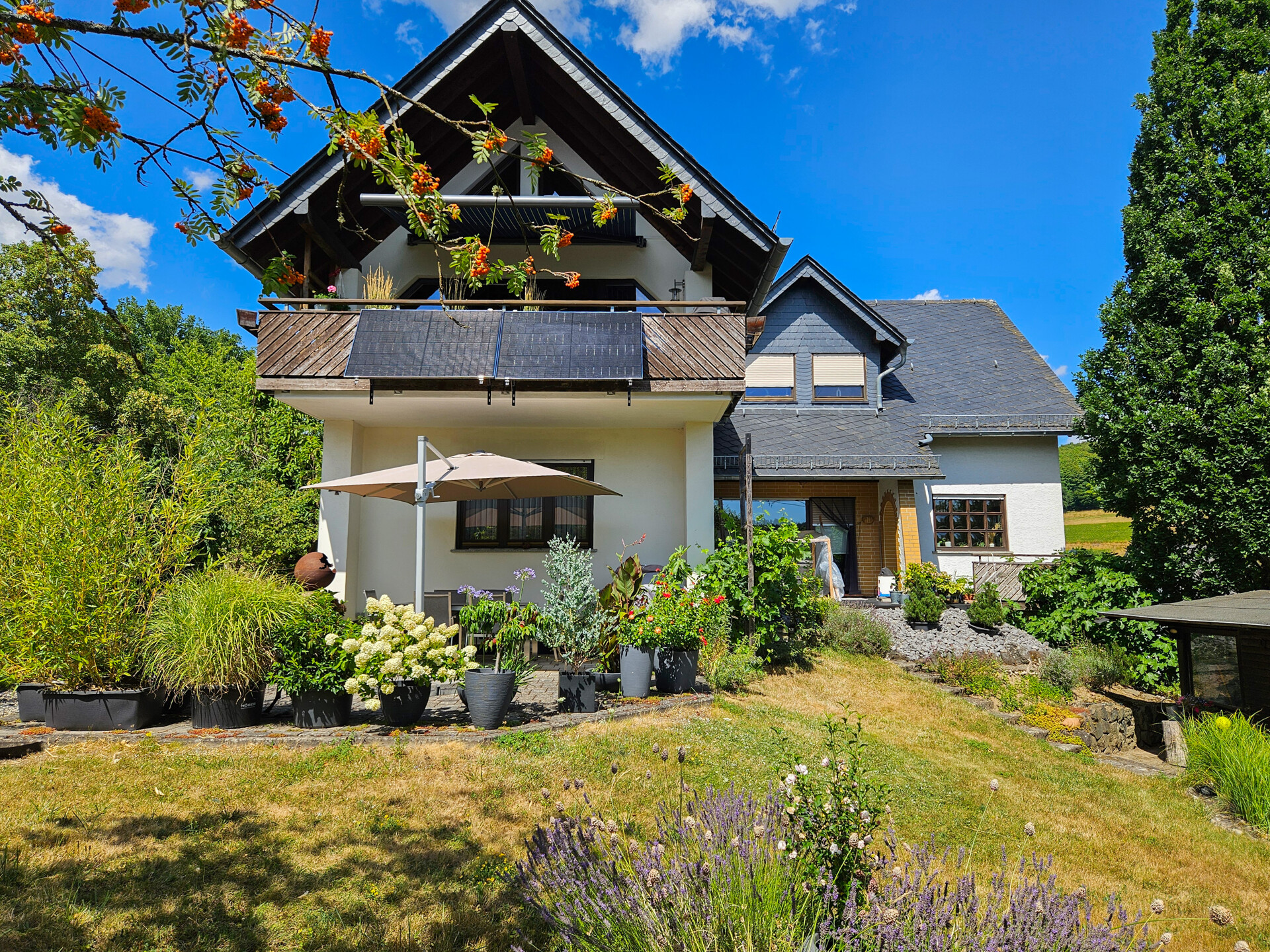 Zweifamilienhaus auf großem Grundstück mit unverbaubarem Fernblick – nahe Montabaur!
