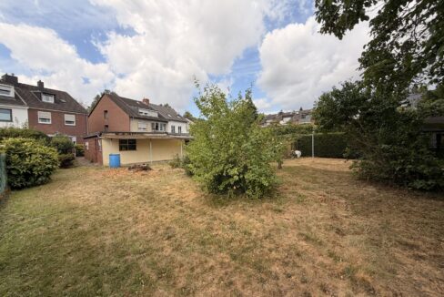 Garten mit Hausansicht